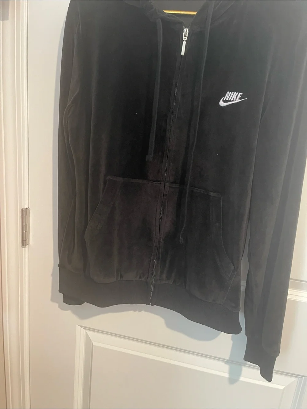 Nike Woman’s M Black Velour Full Zip Hoodie with White Embroidered Swoosh. 20P-P